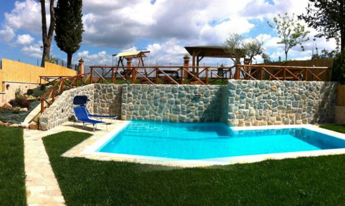 Pietra di Luserna: rivestimento  di una piscina con bugnato irregolare di luserna